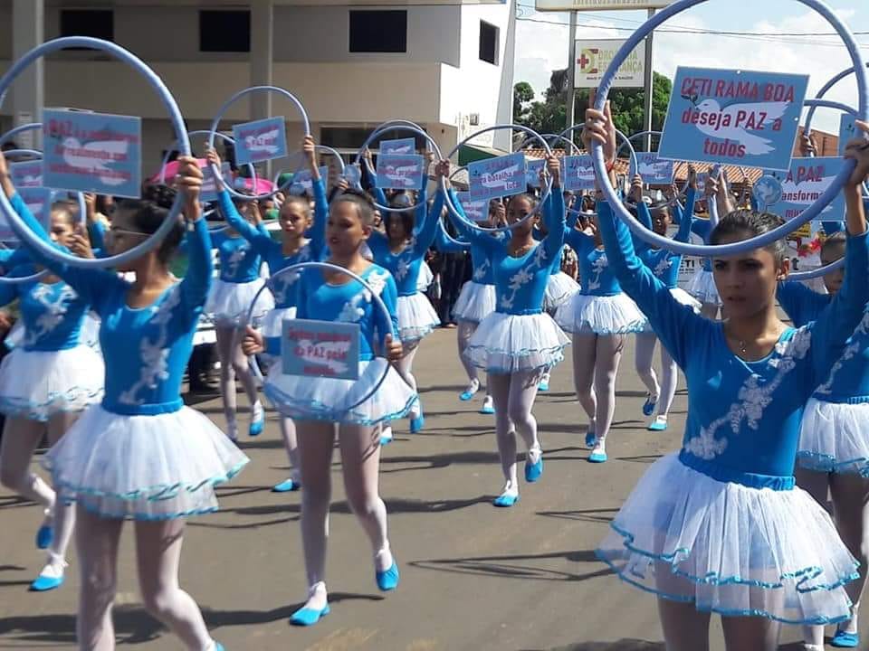 Desfile cívico reúne centenas de estudantes em Altos